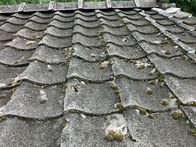 劣化したセメント瓦